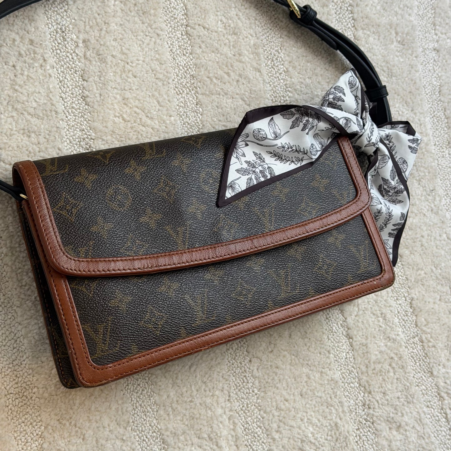 Authentic Louis Vuitton 1990 Monogram Pochette Dame Crossbody