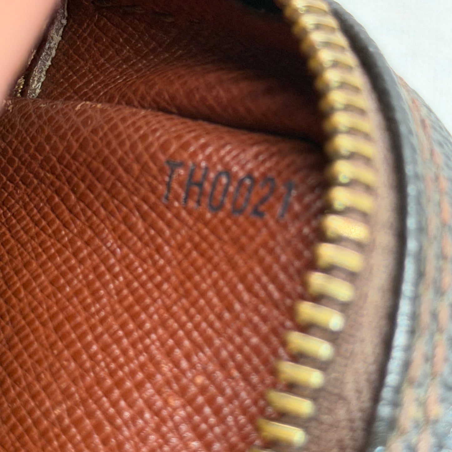 Authentic Louis Vuitton 2001 Monogram Amazone MM Crossbody