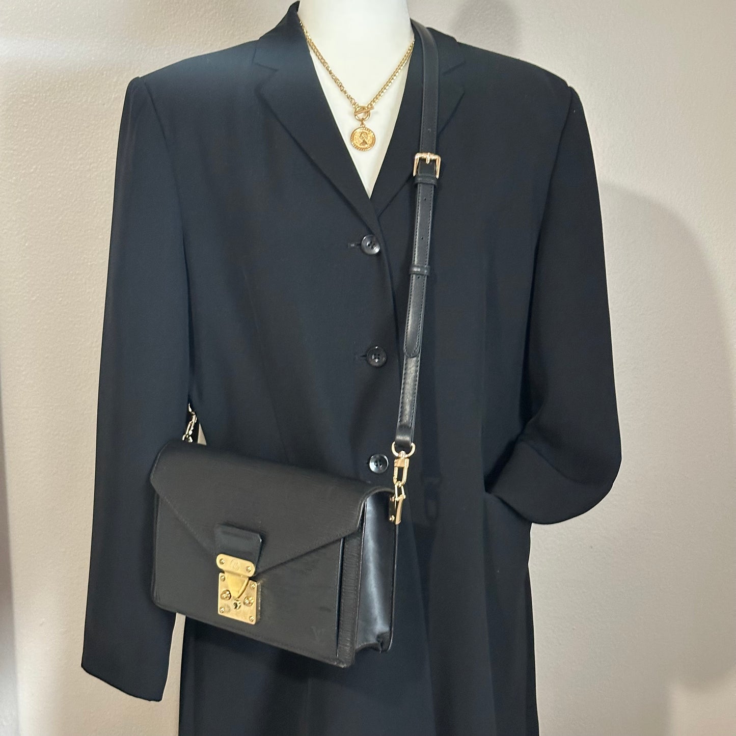 Authentic Louis Vuitton 1998 Black Epi Dragonne Sellier Clutch Crossbody