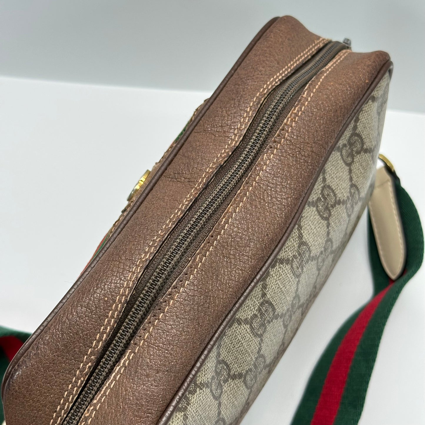Authentic GUCCI Vintage GG Zipper Pouch Crossbody