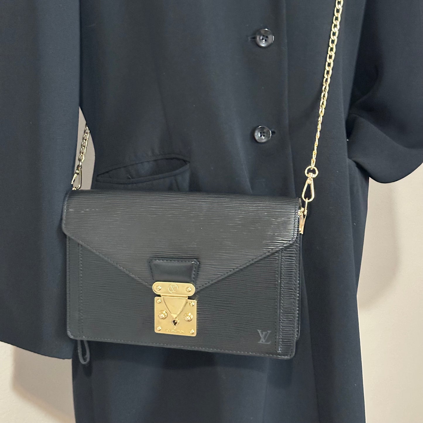 Authentic Louis Vuitton 2000 Black Epi Dragonne Sellier Clutch Crossbody