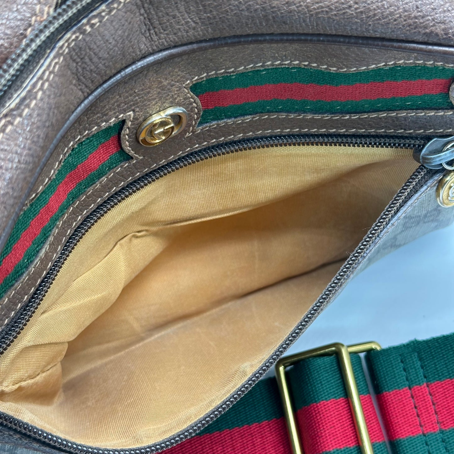 Authentic GUCCI Vintage GG Zipper Pouch Crossbody