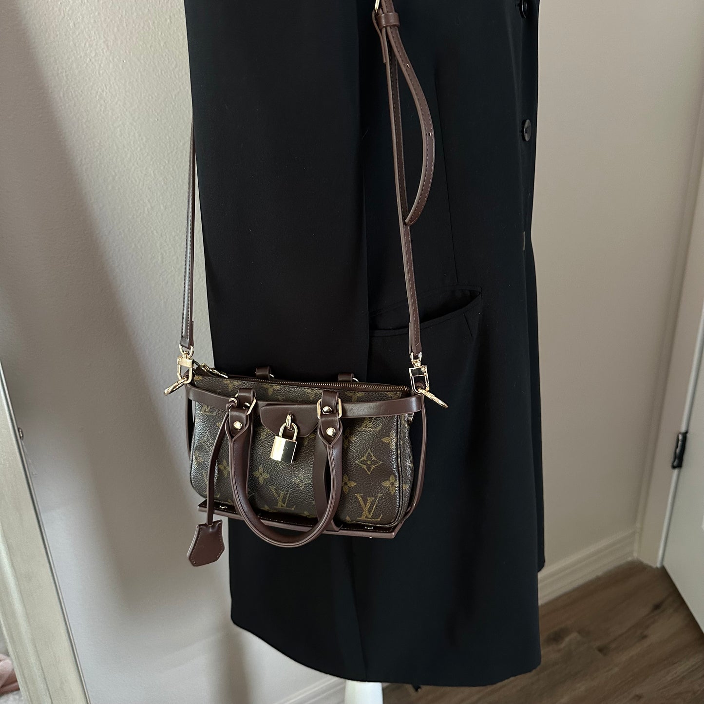 Authentic Louis Vuitton 2002 Monogram Pochette Accessoires Crossbody