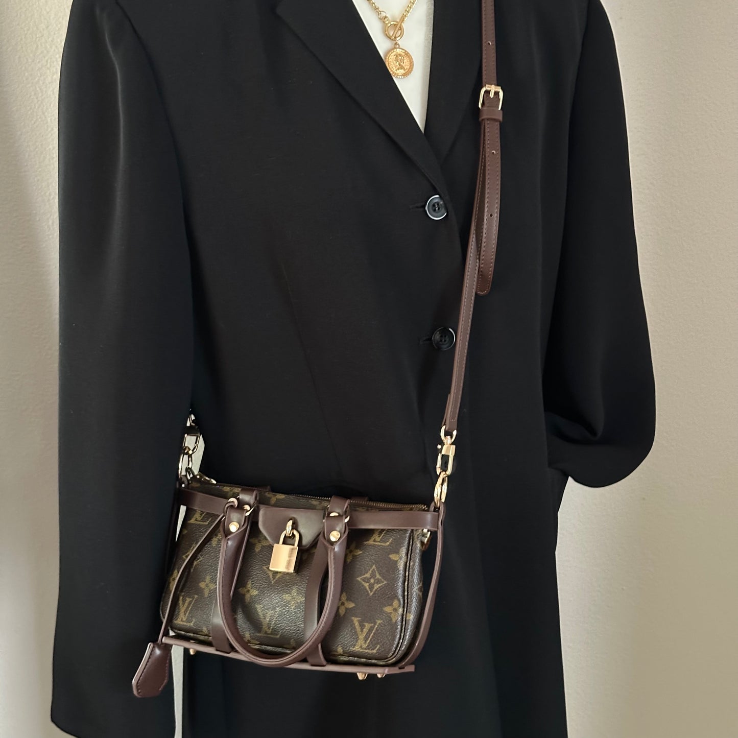 Authentic Louis Vuitton 2002 Monogram Pochette Accessoires Crossbody