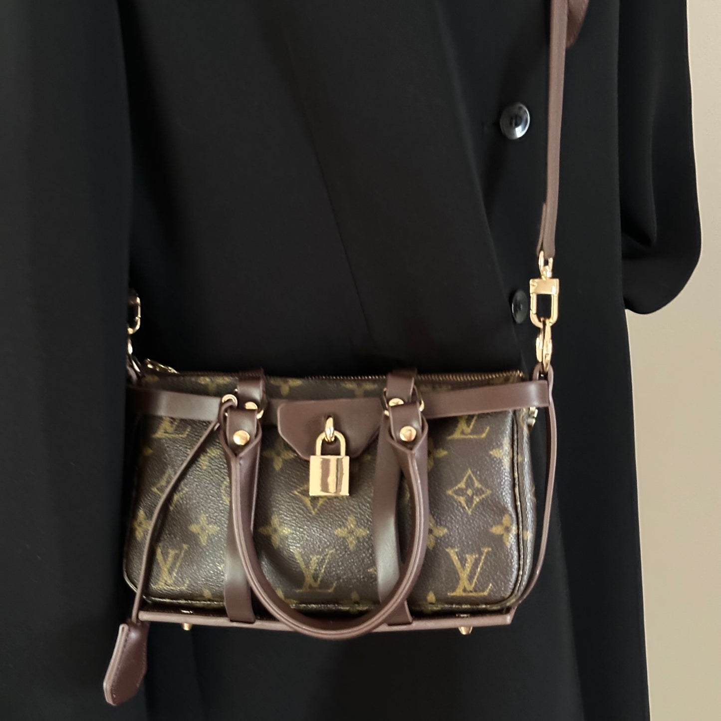 Authentic Louis Vuitton 2002 Monogram Pochette Accessoires Crossbody