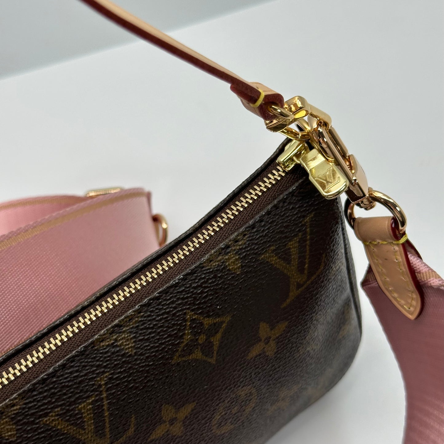 Authentic 2000 Louis Vuitton Monogram Pochette Accessoires Crossbody