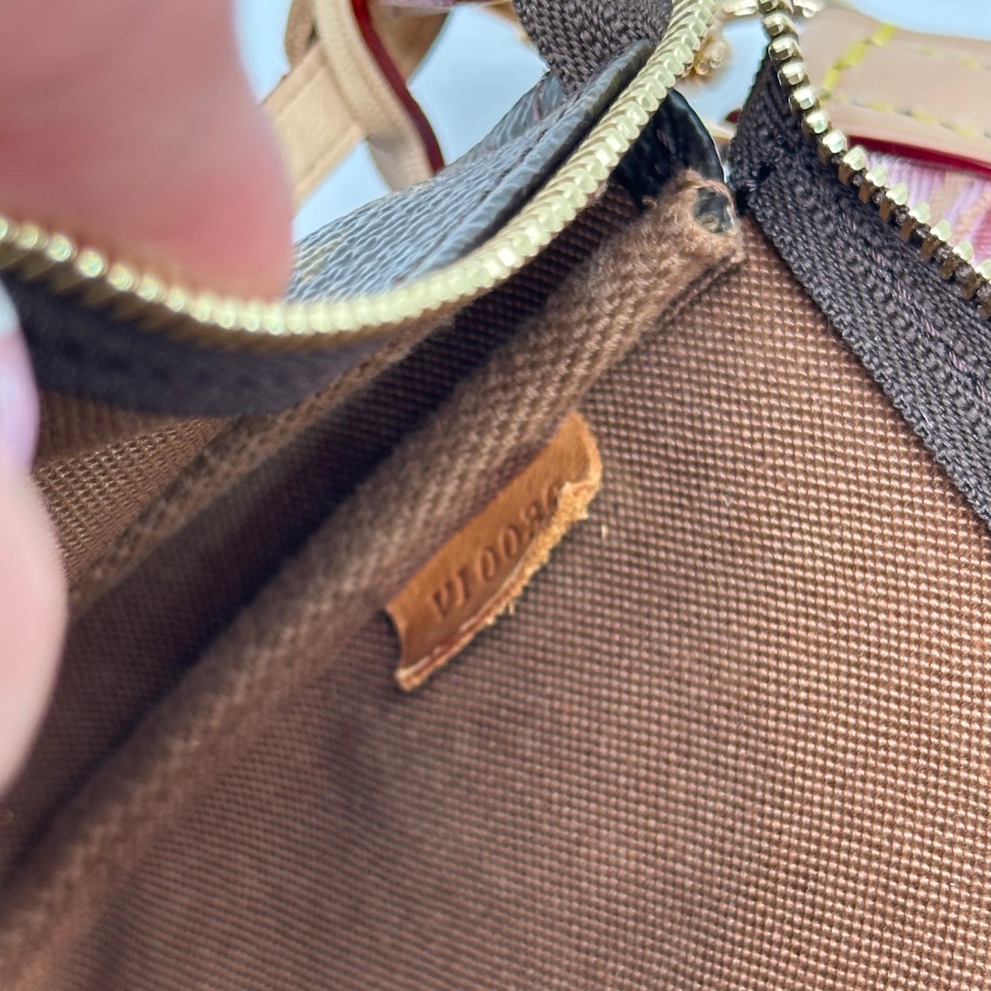 Authentic 2000 Louis Vuitton Monogram Pochette Accessoires Crossbody