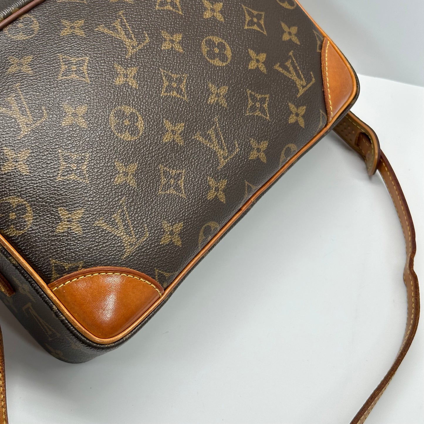 Authentic Louis Vuitton 2003 Monogram Trocadero 27 Crossbody