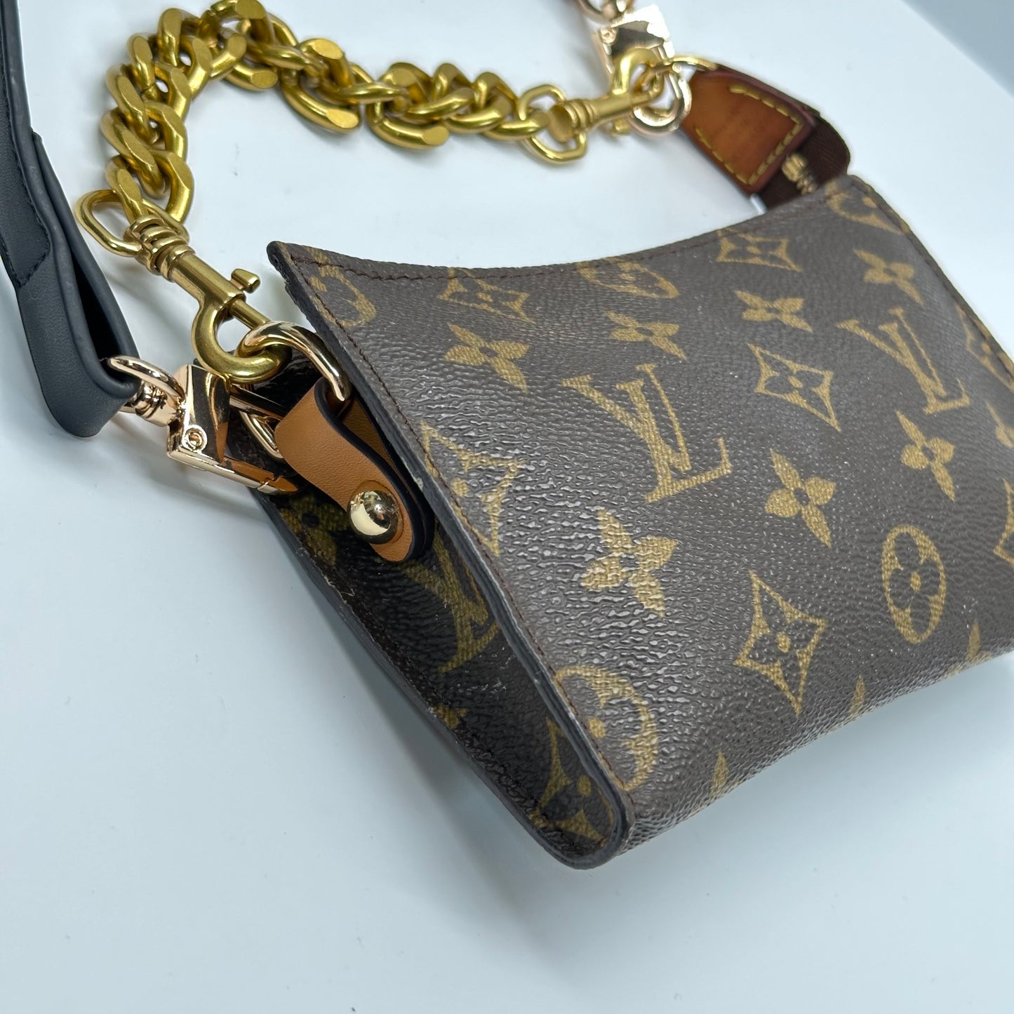 Authentic Louis Vuitton Monogram Bucket Pouch Crossbody