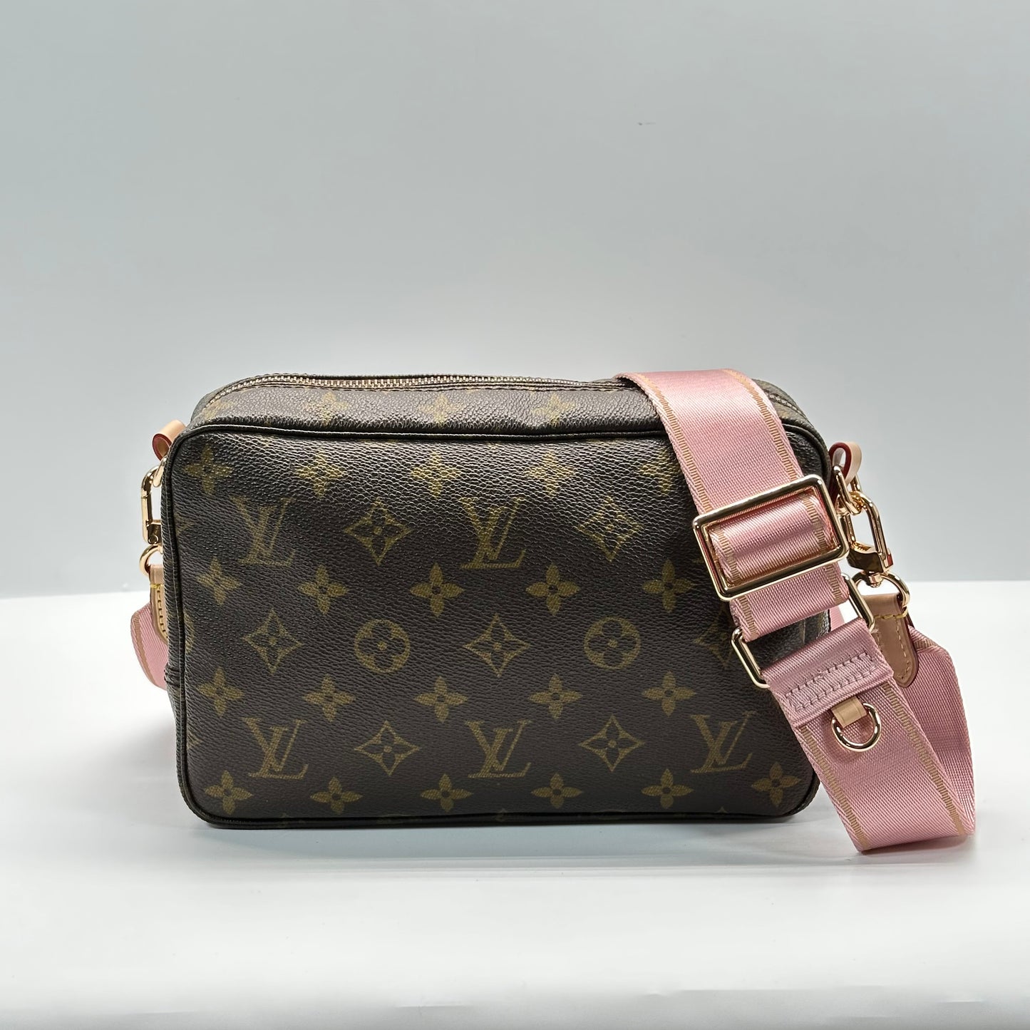 Authentic 1988 Louis Vuitton Monogram Trousse 23 Crossbody