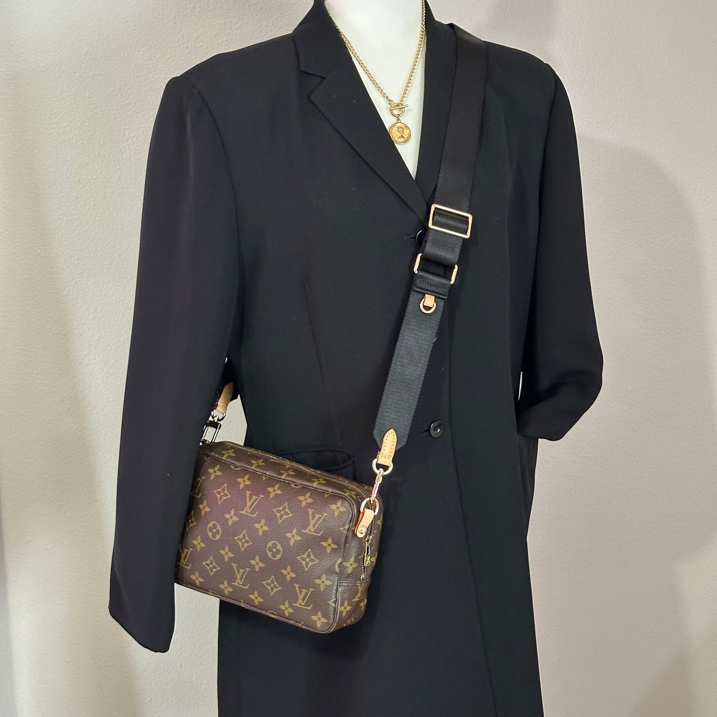 Authentic 1988 Louis Vuitton Monogram Trousse 23 Crossbody