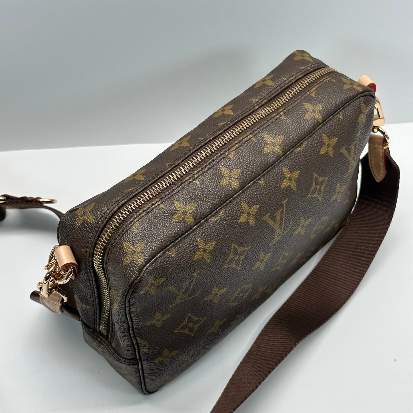 Authentic 1988 Louis Vuitton Monogram Trousse 23 Crossbody