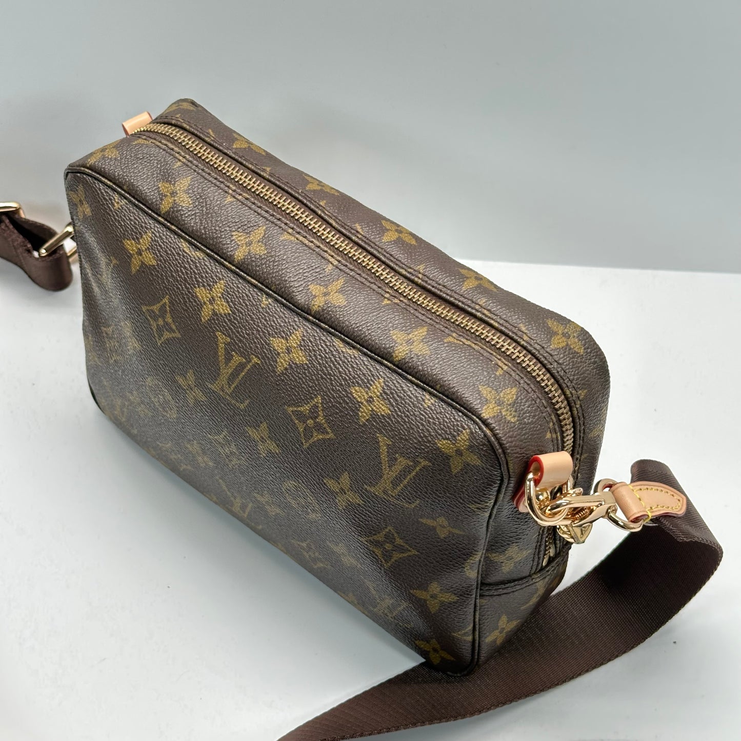 Authentic 1988 Louis Vuitton Monogram Trousse 23 Crossbody