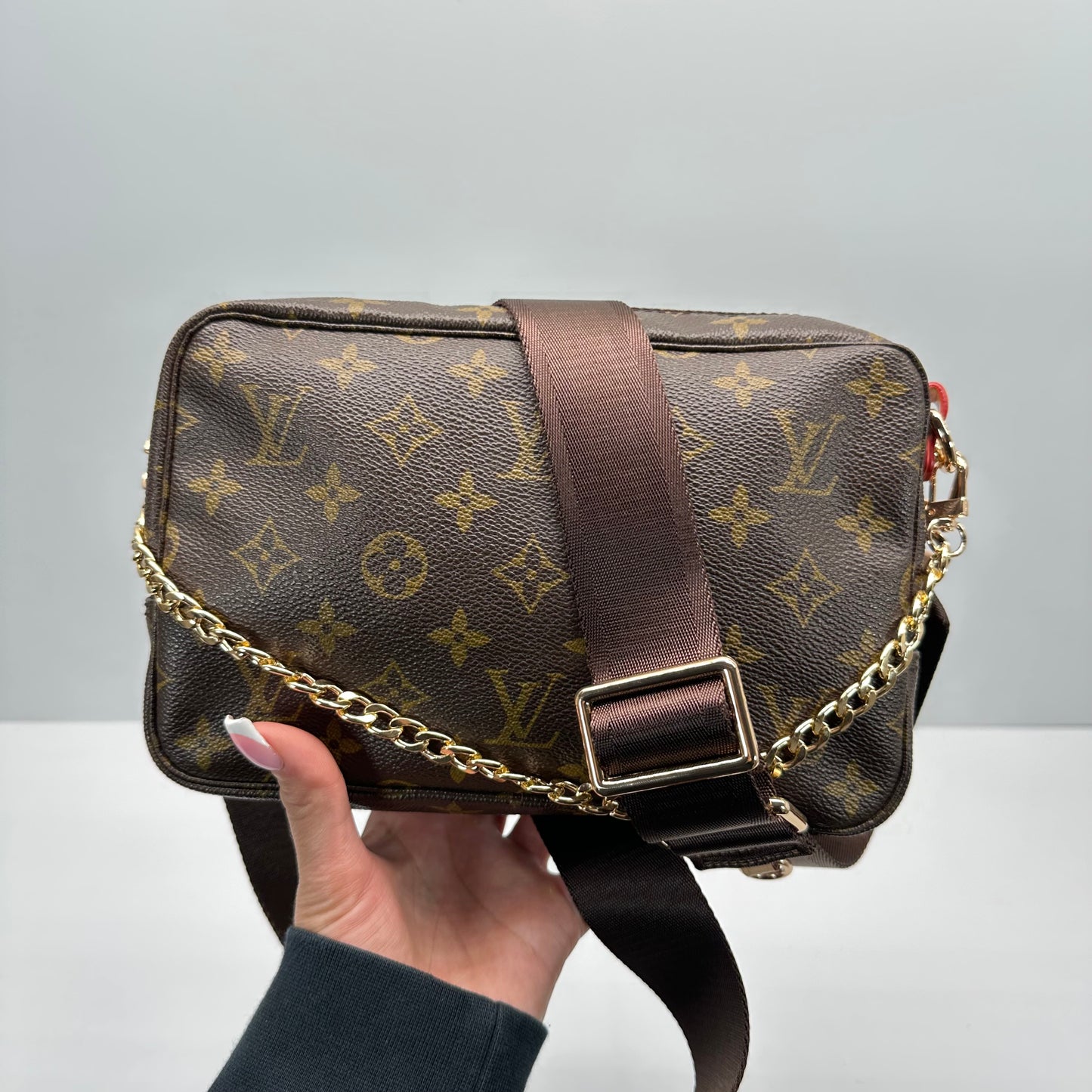 Authentic 1988 Louis Vuitton Monogram Trousse 23 Crossbody