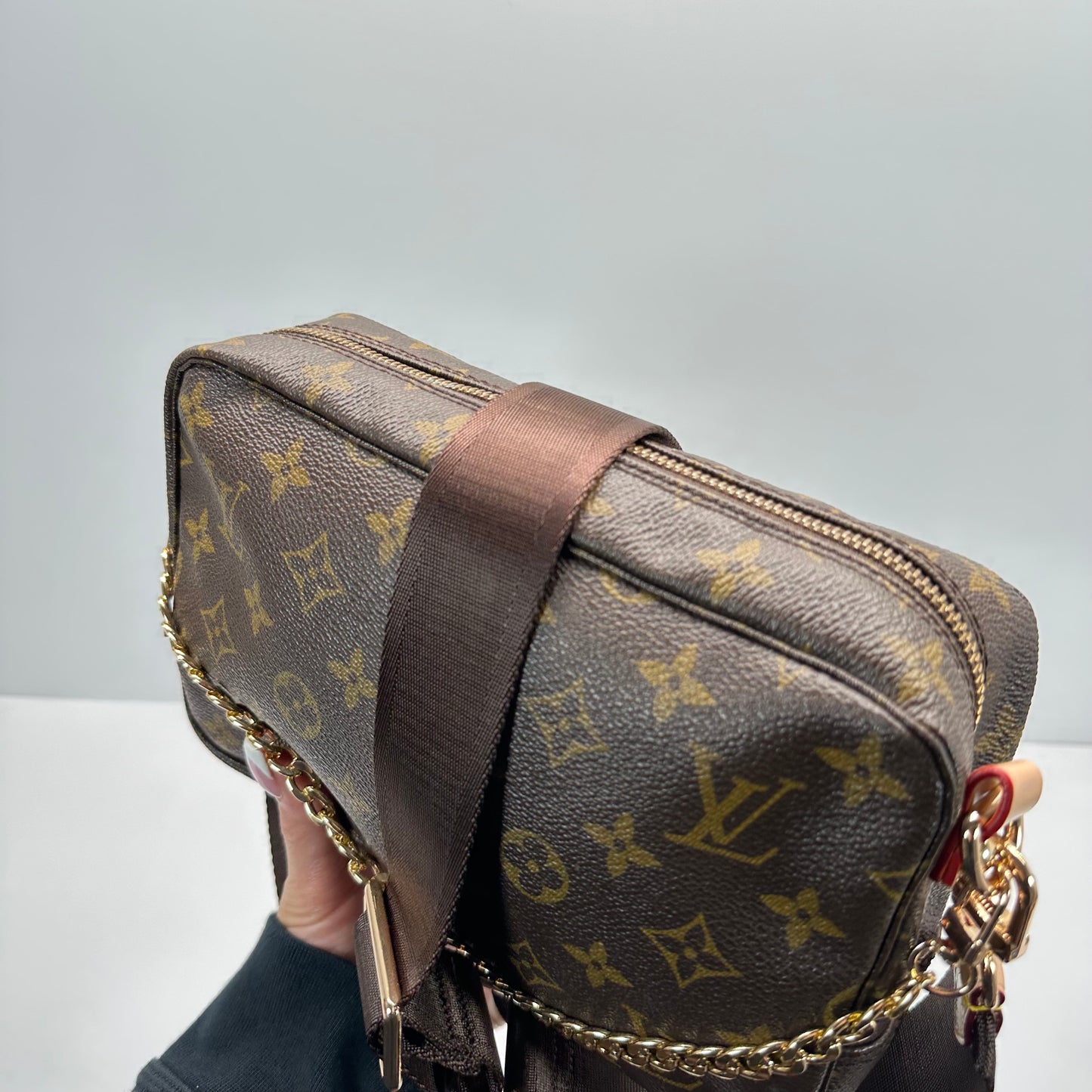 Authentic 1988 Louis Vuitton Monogram Trousse 23 Crossbody