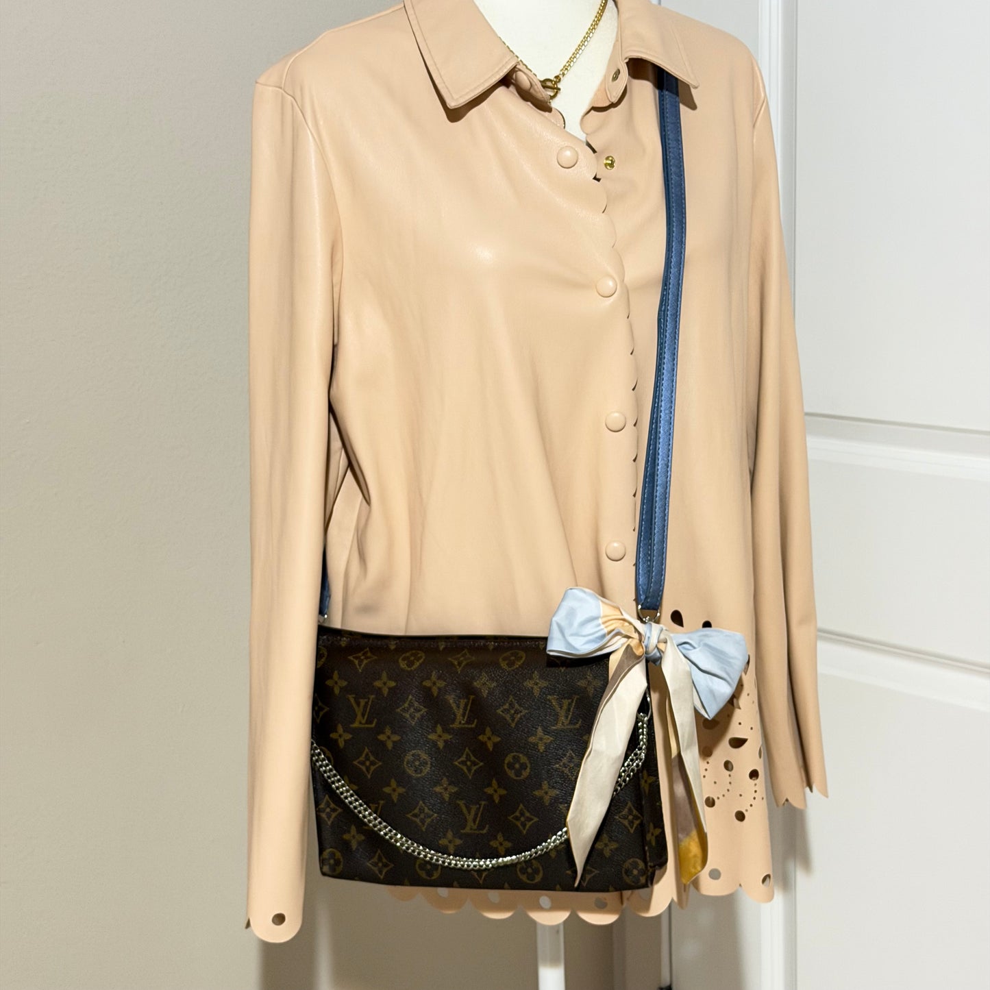 Authentic Louis Vuitton Monogram Toiletry 26 Crossbody