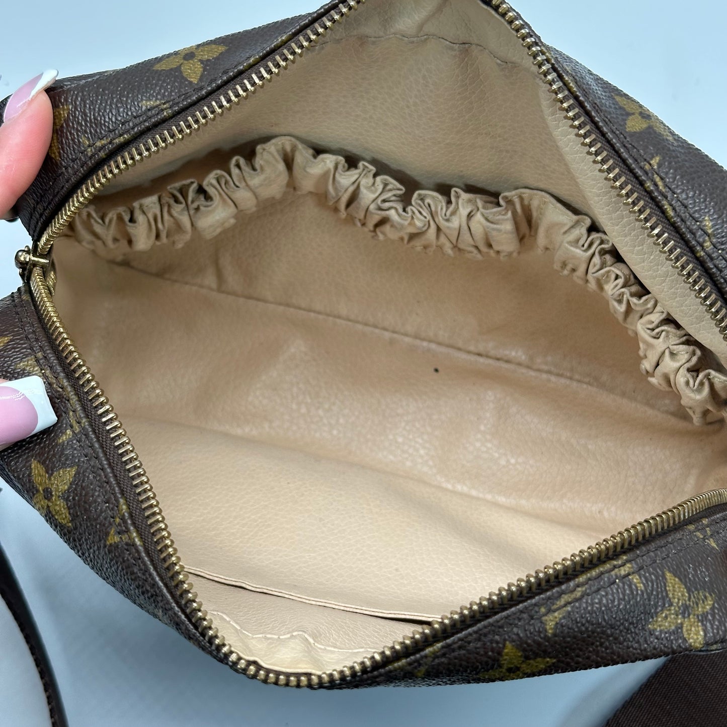 Authentic 1988 Louis Vuitton Monogram Trousse 23 Crossbody