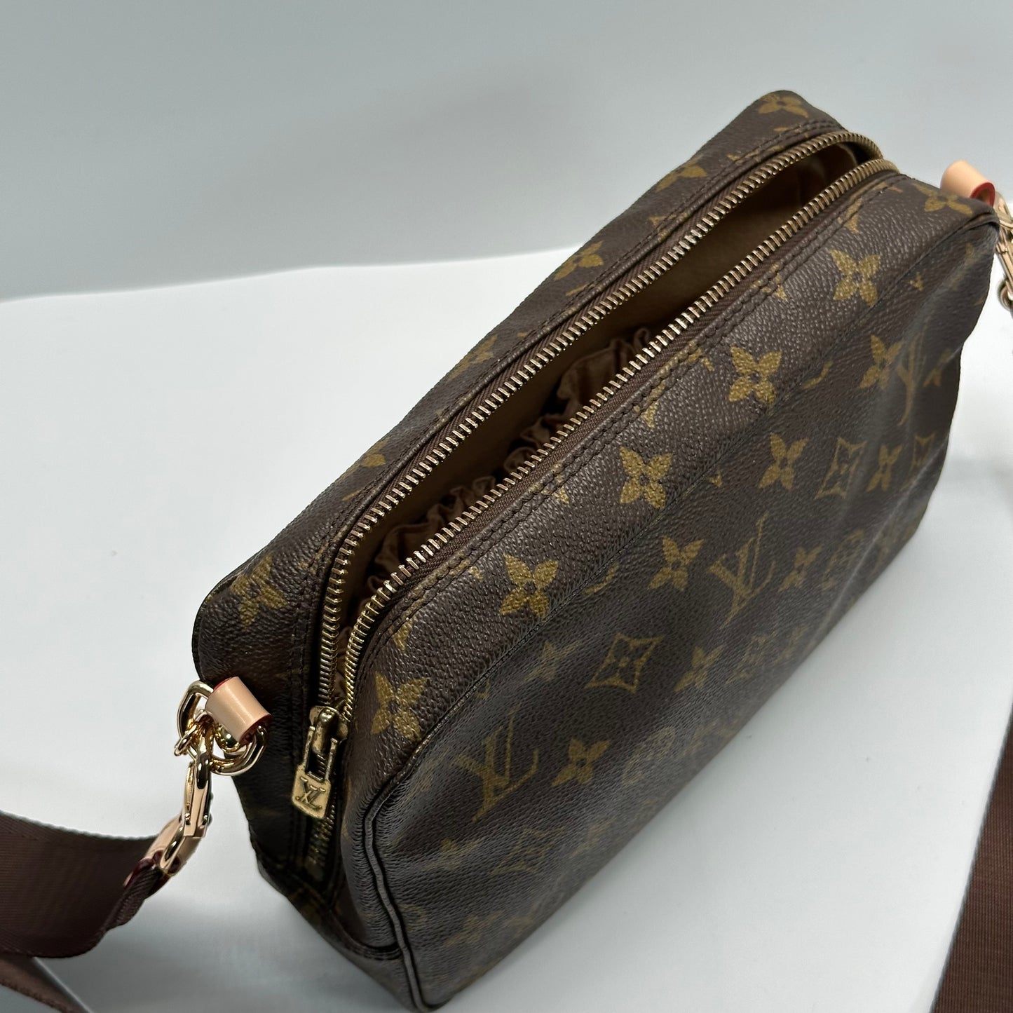 Authentic 1988 Louis Vuitton Monogram Trousse 23 Crossbody
