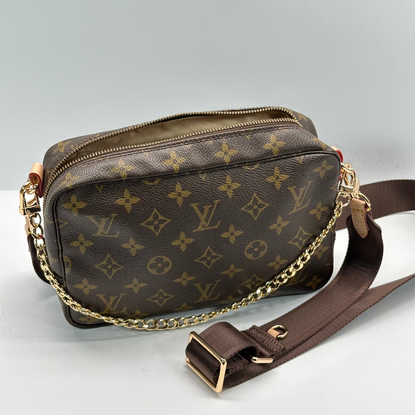 Authentic 1988 Louis Vuitton Monogram Trousse 23 Crossbody