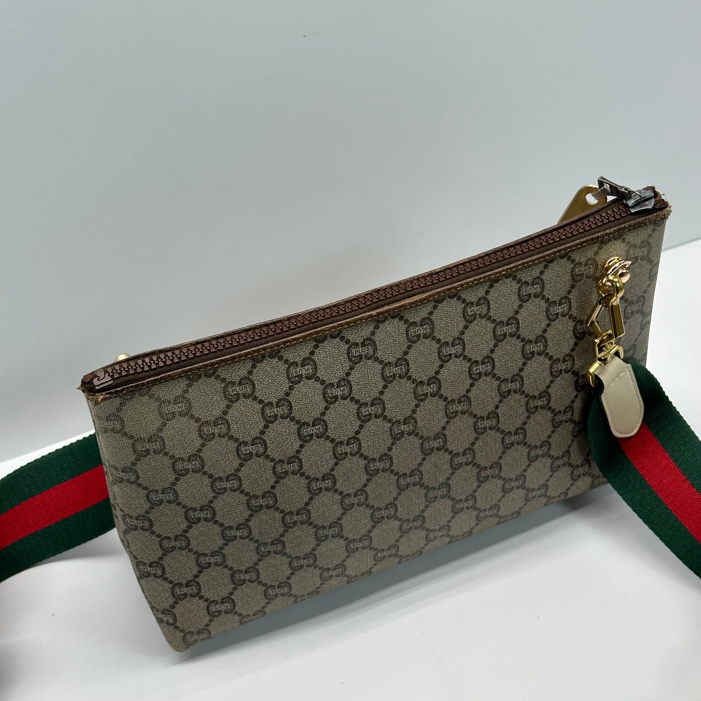 Authentic GUCCI Vintage GG Zipper Pouch Crossbody