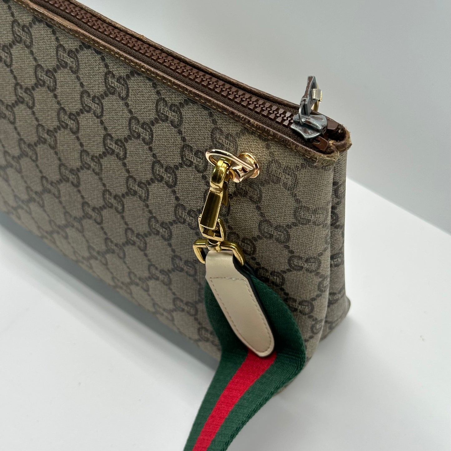 Authentic GUCCI Vintage GG Zipper Pouch Crossbody