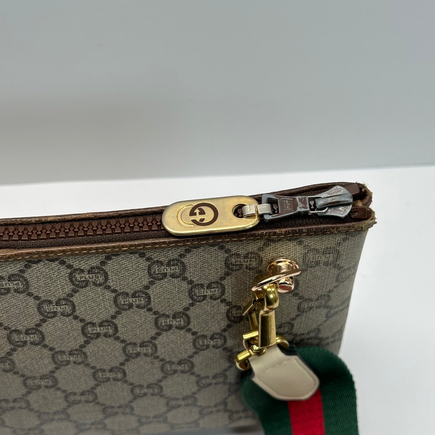 Authentic GUCCI Vintage GG Zipper Pouch Crossbody