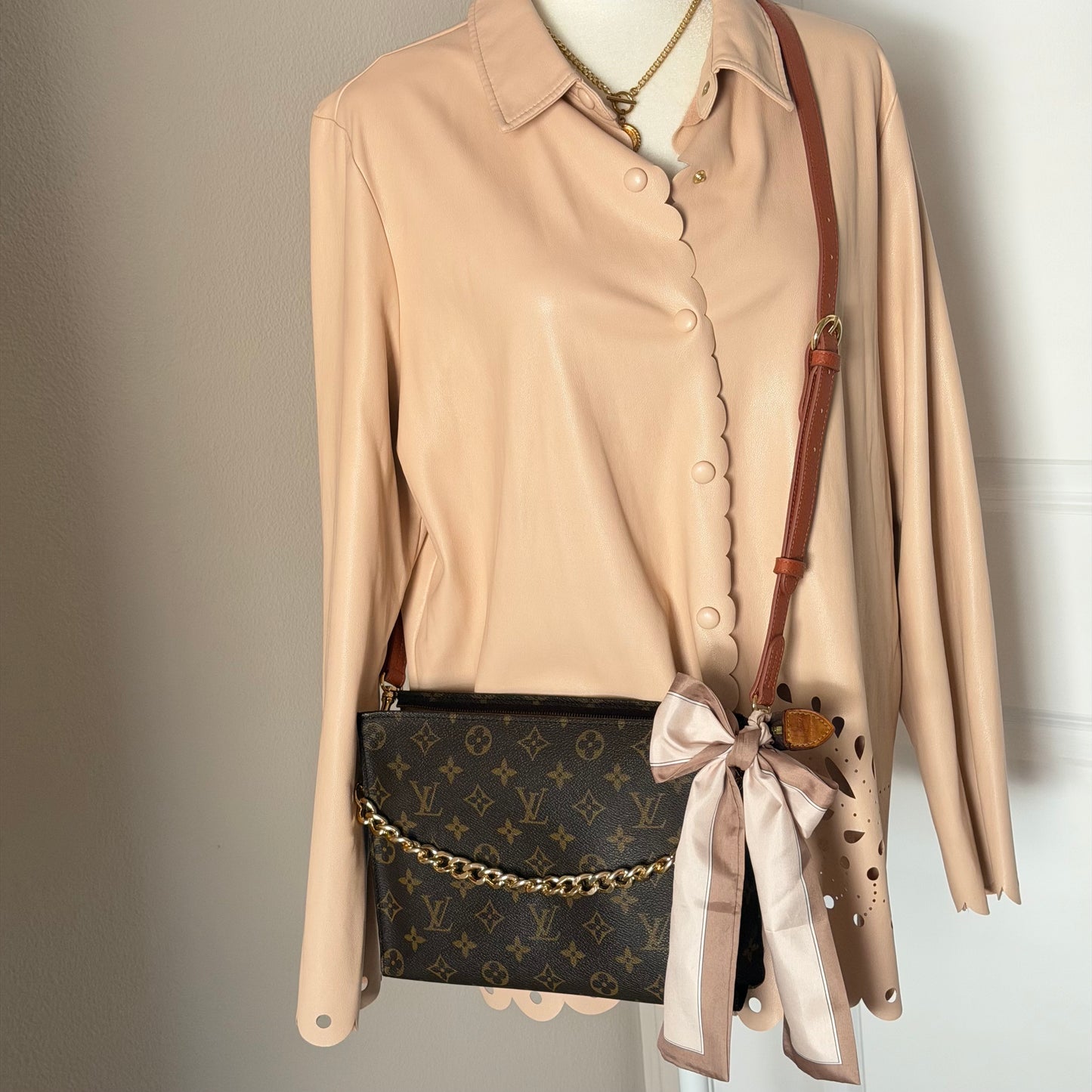 Authentic Louis Vuitton Monogram Toiletry 26 Crossbody
