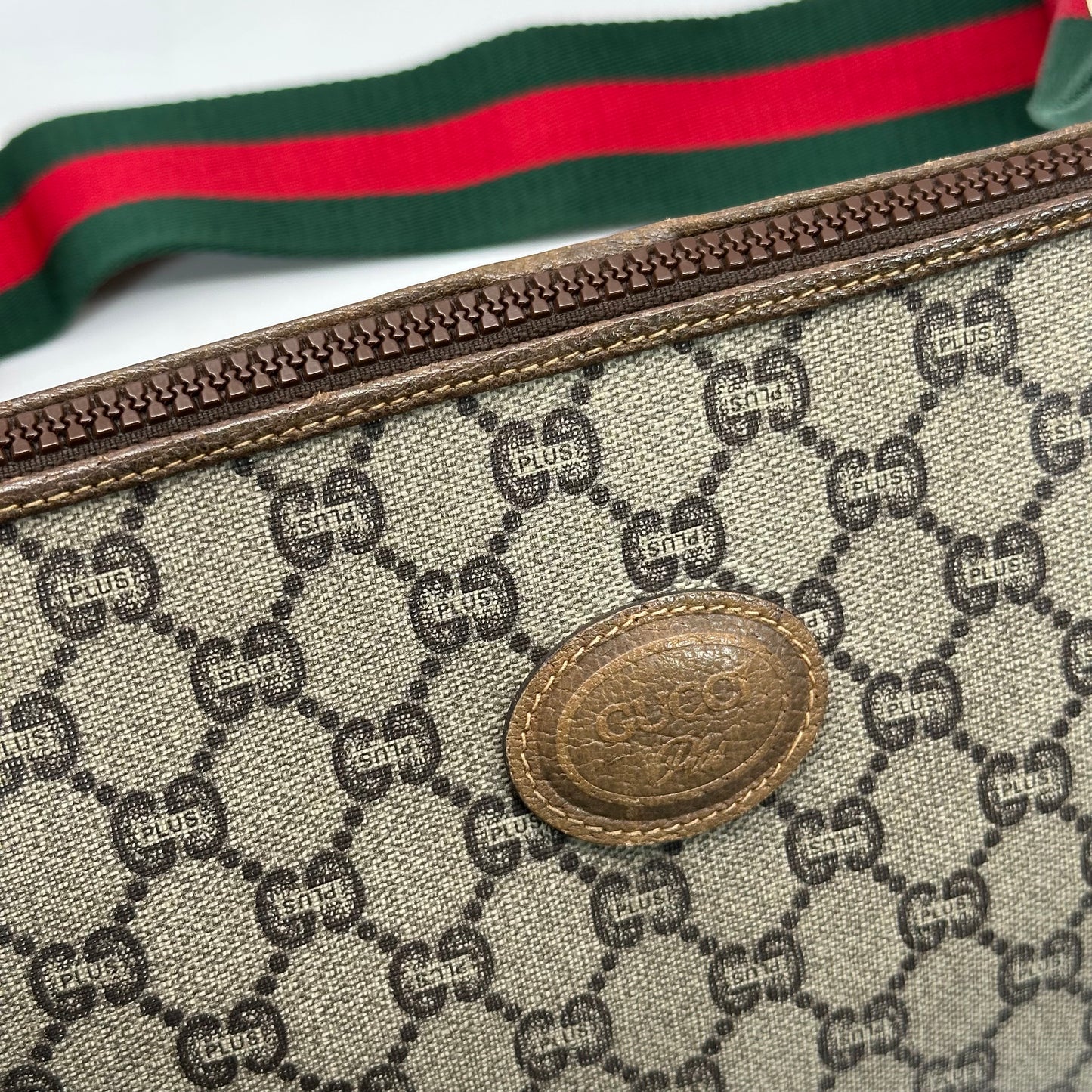 Authentic GUCCI Vintage GG Zipper Pouch Crossbody