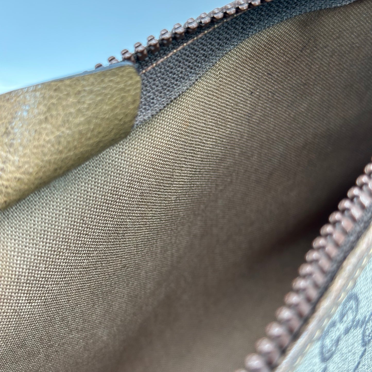 Authentic GUCCI Vintage GG Zipper Pouch Crossbody