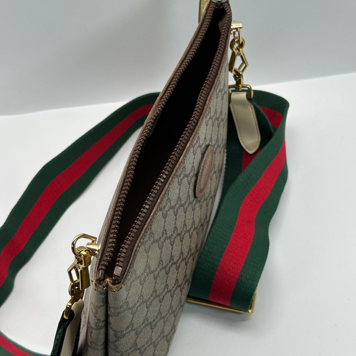 Authentic GUCCI Vintage GG Zipper Pouch Crossbody