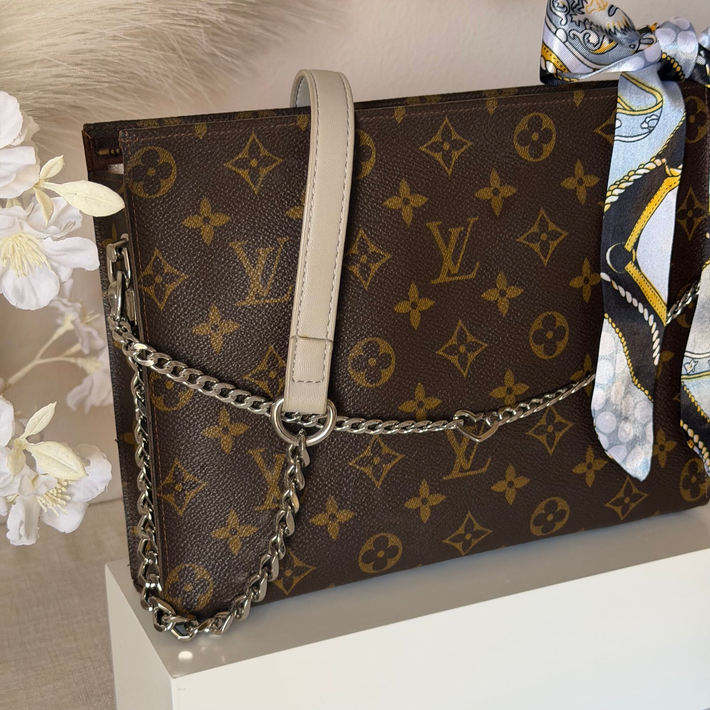 Authentic Louis Vuitton Monogram Toiletry 26 Crossbody
