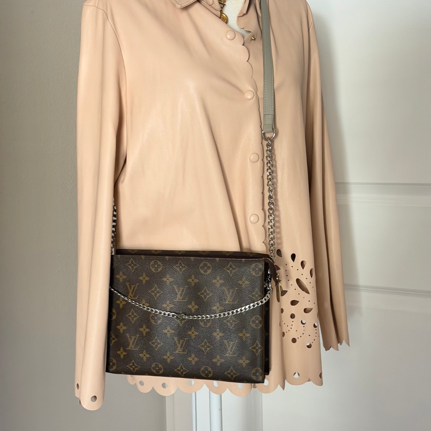 Authentic Louis Vuitton Monogram Toiletry 26 Crossbody