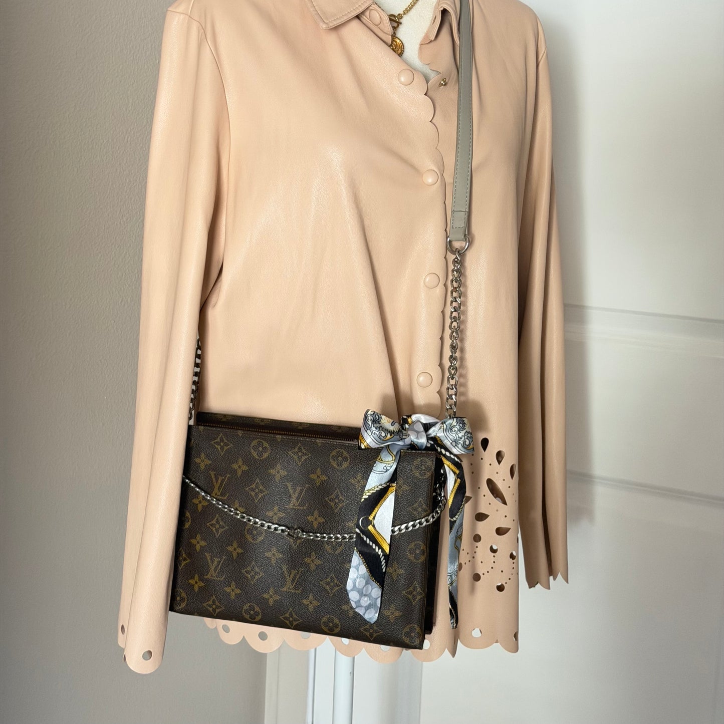 Authentic Louis Vuitton Monogram Toiletry 26 Crossbody