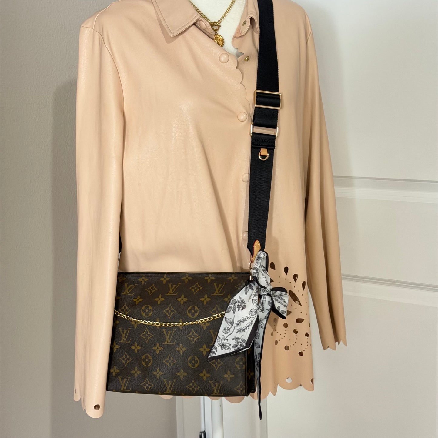 Authentic Louis Vuitton Monogram Toiletry 26 Crossbody