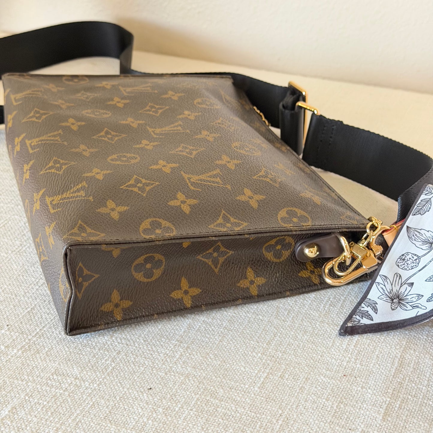 Authentic Louis Vuitton Monogram Toiletry 26 Crossbody