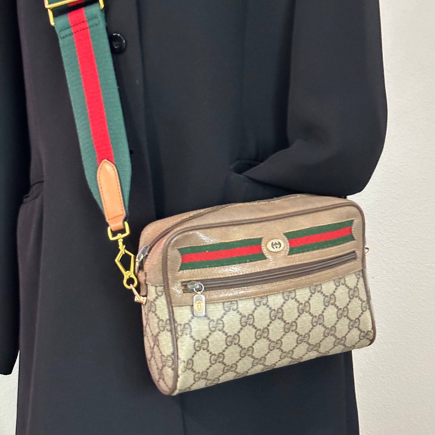 Authentic GUCCI Vintage GG Zipper Pouch Crossbody