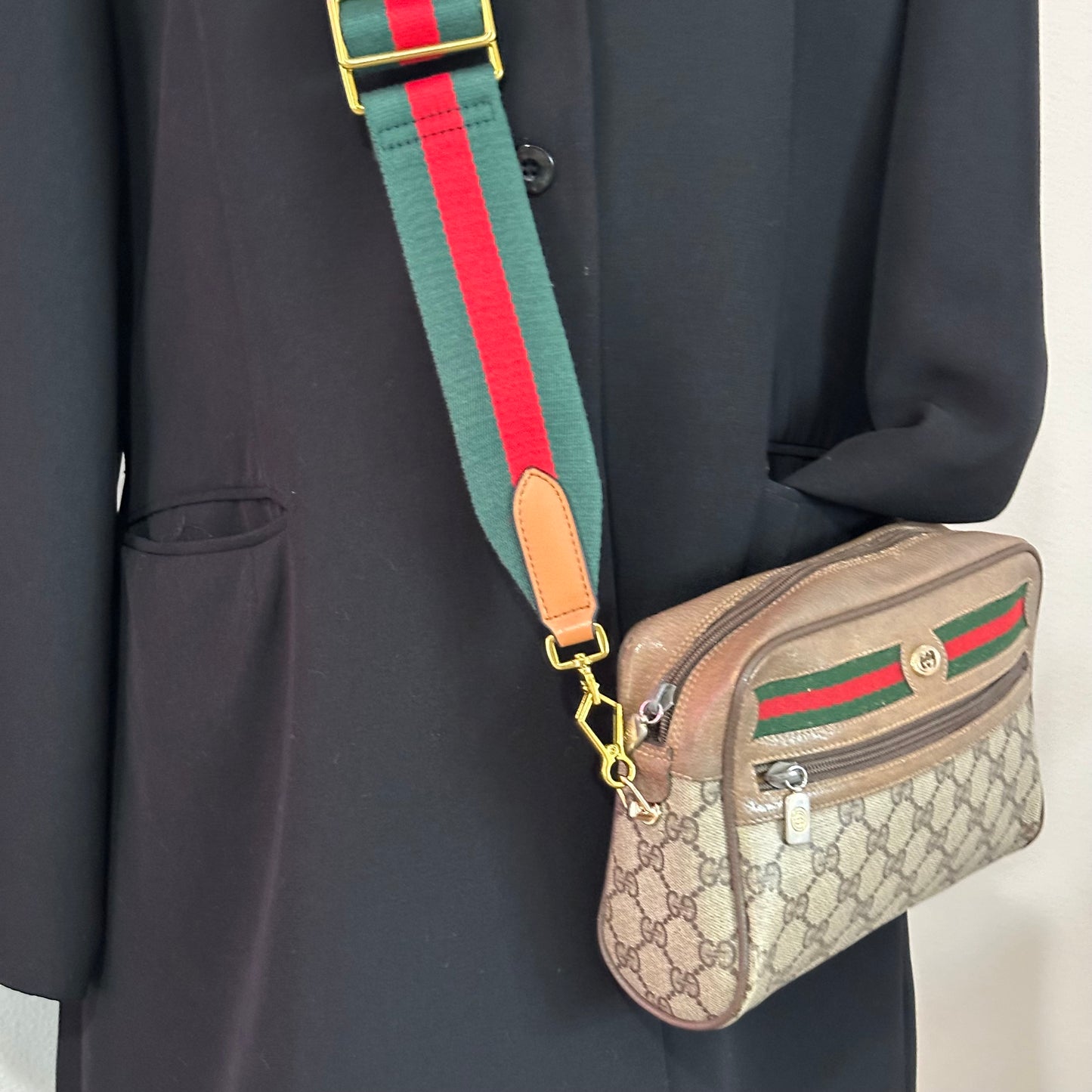 Authentic GUCCI Vintage GG Zipper Pouch Crossbody