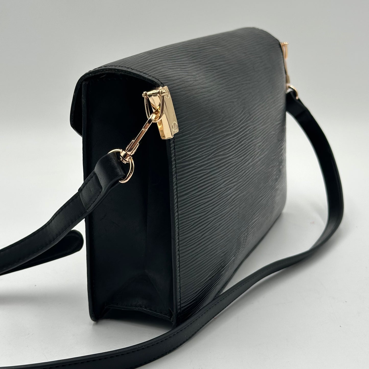 Authentic Louis Vuitton 1998 Black Epi Dragonne Sellier Clutch Crossbody