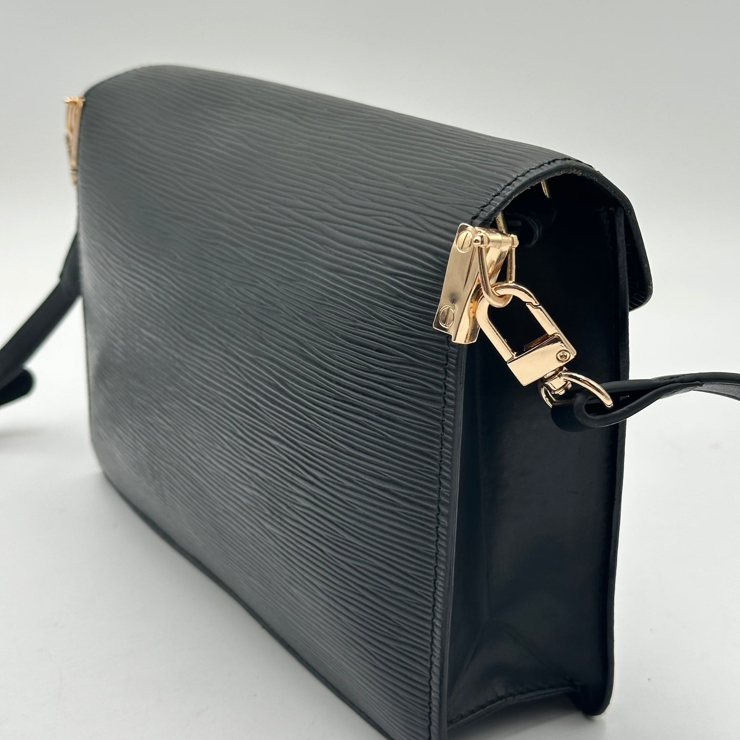 Authentic Louis Vuitton 1998 Black Epi Dragonne Sellier Clutch Crossbody