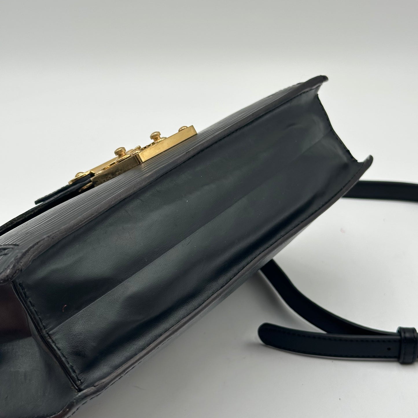 Authentic Louis Vuitton 1998 Black Epi Dragonne Sellier Clutch Crossbody