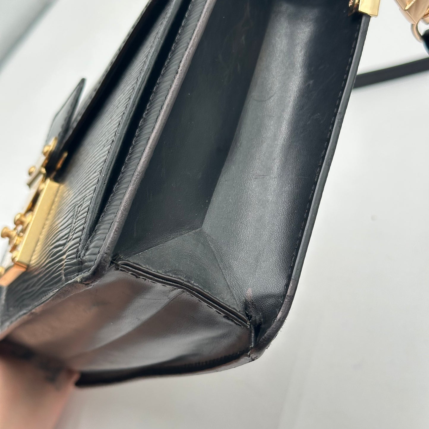 Authentic Louis Vuitton 1998 Black Epi Dragonne Sellier Clutch Crossbody