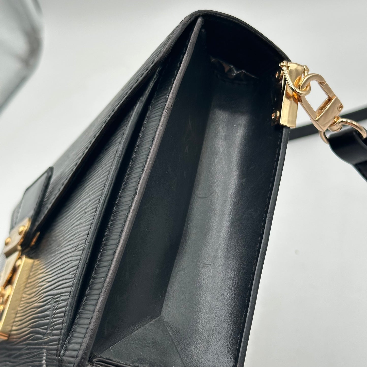 Authentic Louis Vuitton 1998 Black Epi Dragonne Sellier Clutch Crossbody