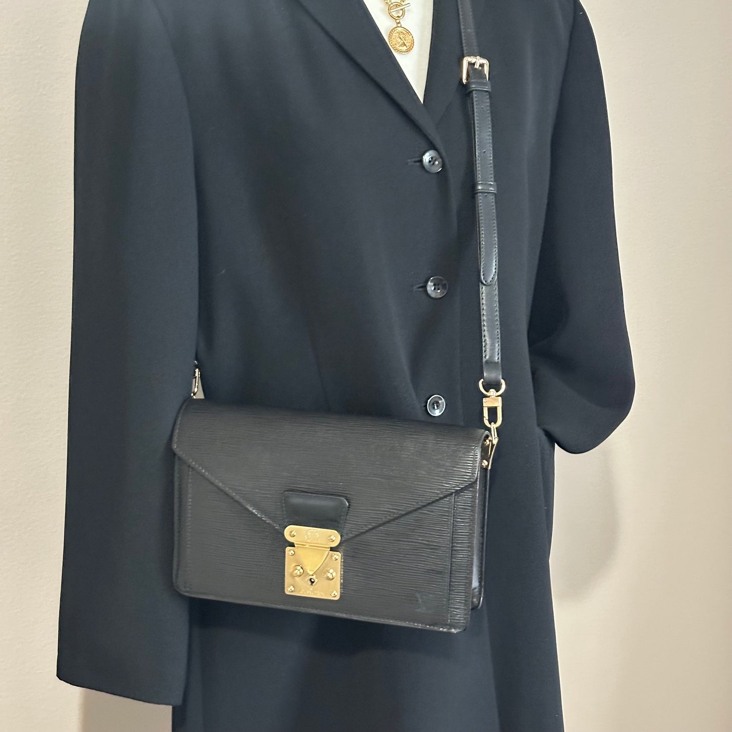 Authentic Louis Vuitton 1998 Black Epi Dragonne Sellier Clutch Crossbody