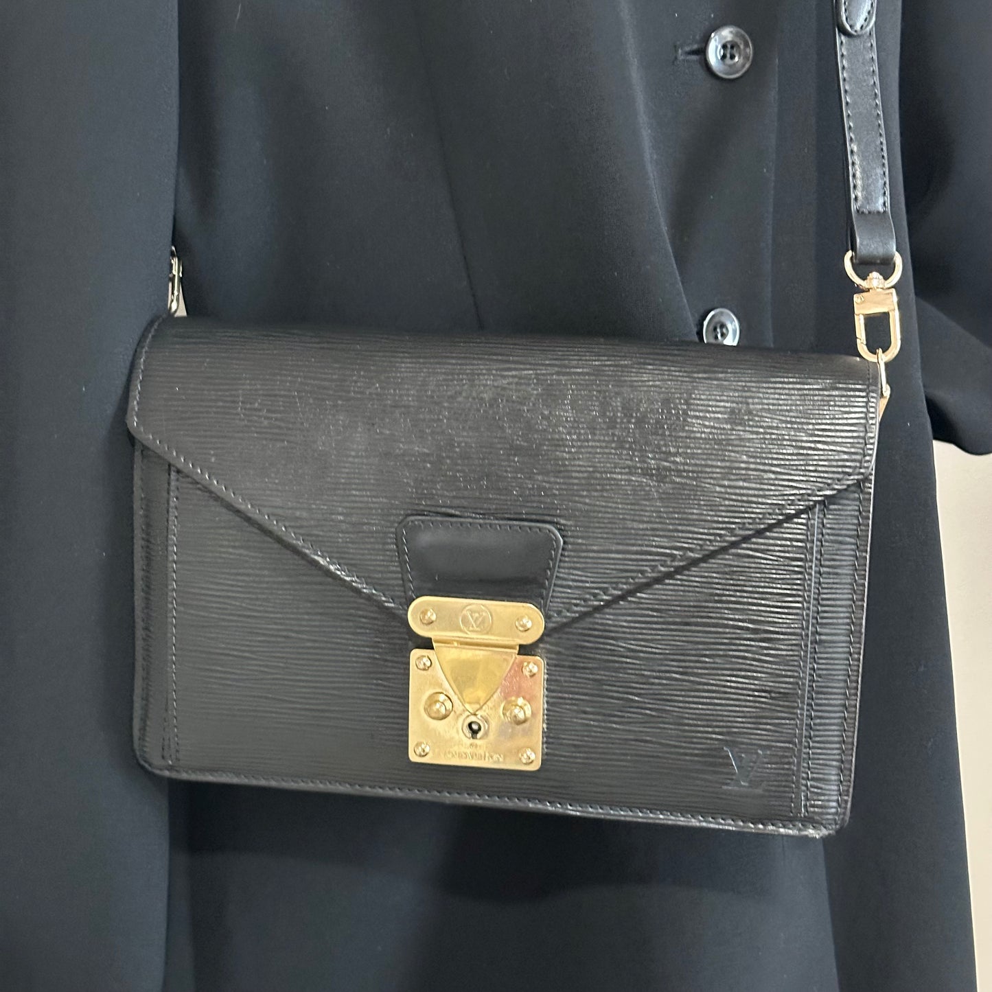 Authentic Louis Vuitton 1998 Black Epi Dragonne Sellier Clutch Crossbody