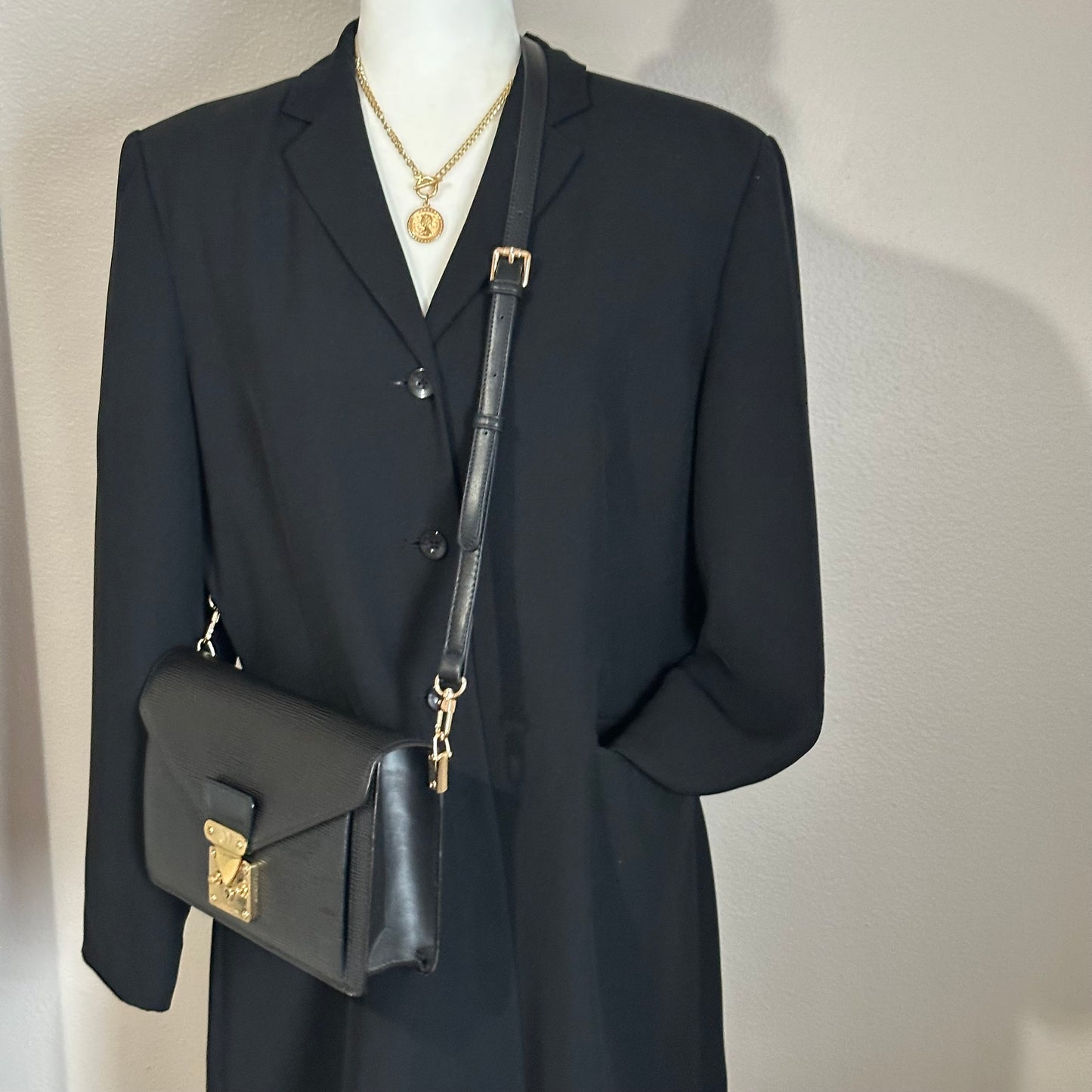 Authentic Louis Vuitton 1998 Black Epi Dragonne Sellier Clutch Crossbody