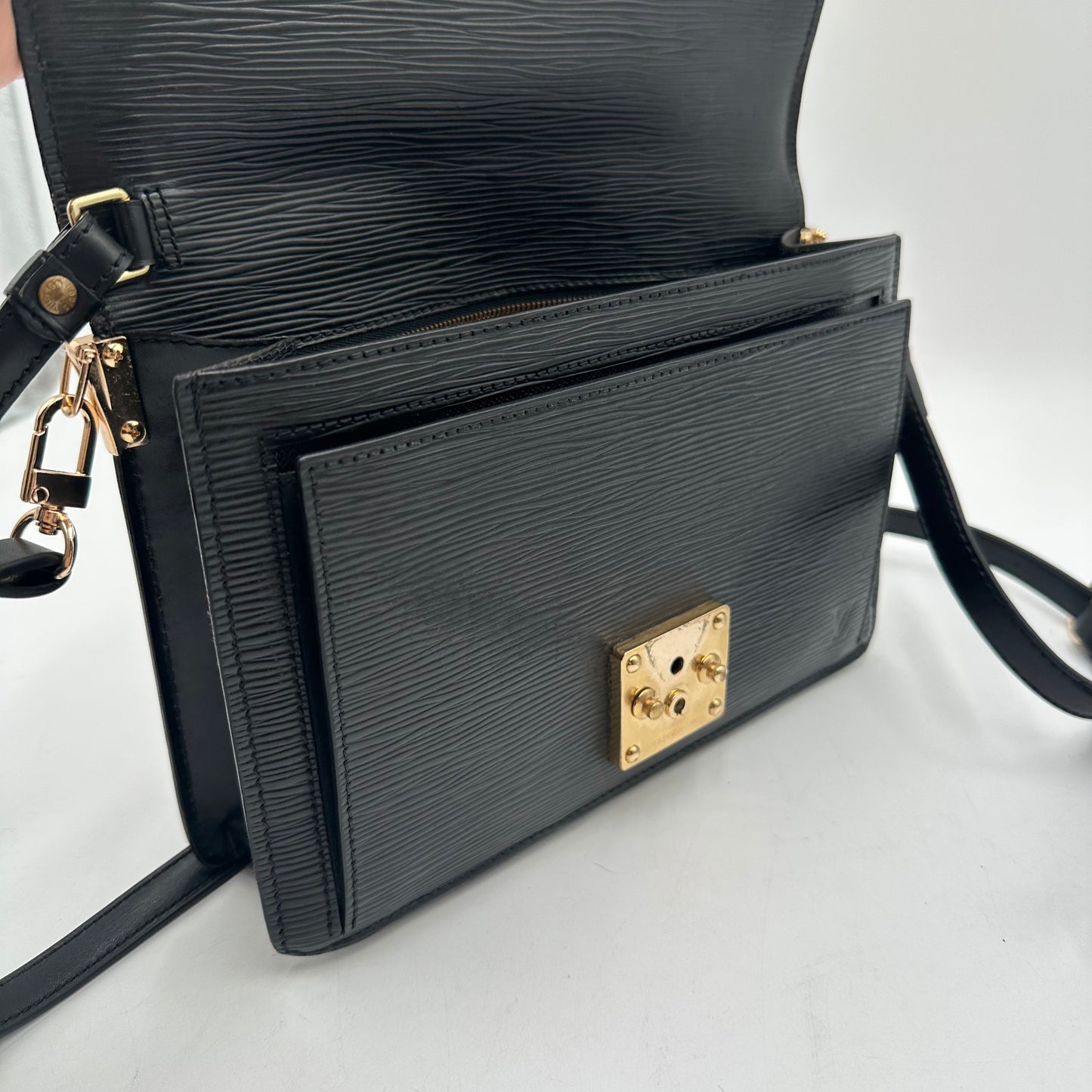 Authentic Louis Vuitton 1998 Black Epi Dragonne Sellier Clutch Crossbody