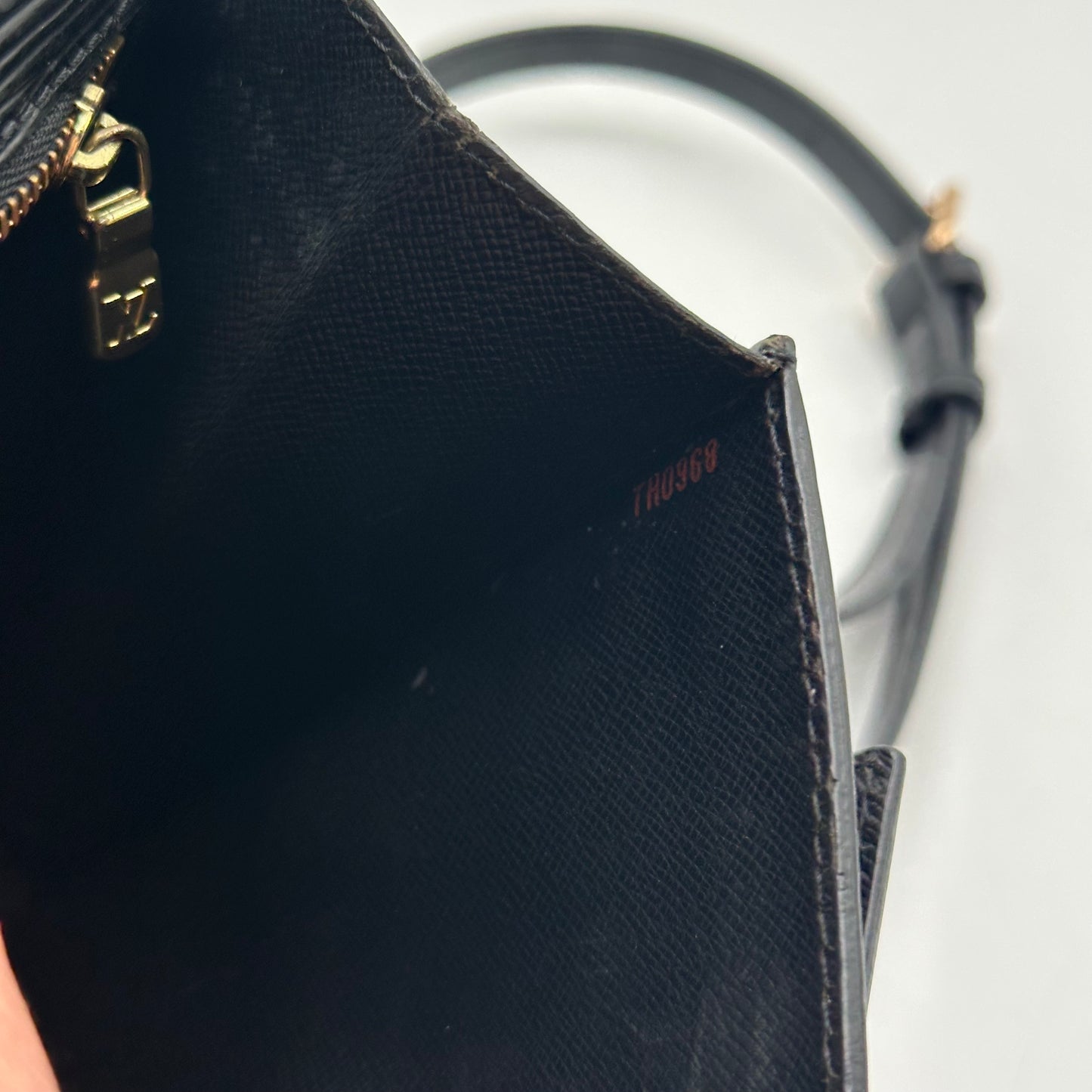 Authentic Louis Vuitton 1998 Black Epi Dragonne Sellier Clutch Crossbody