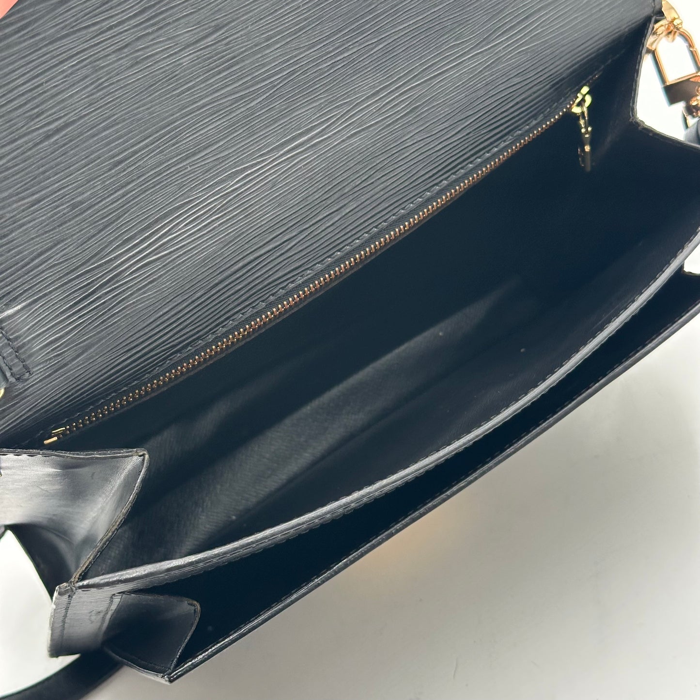 Authentic Louis Vuitton 1998 Black Epi Dragonne Sellier Clutch Crossbody