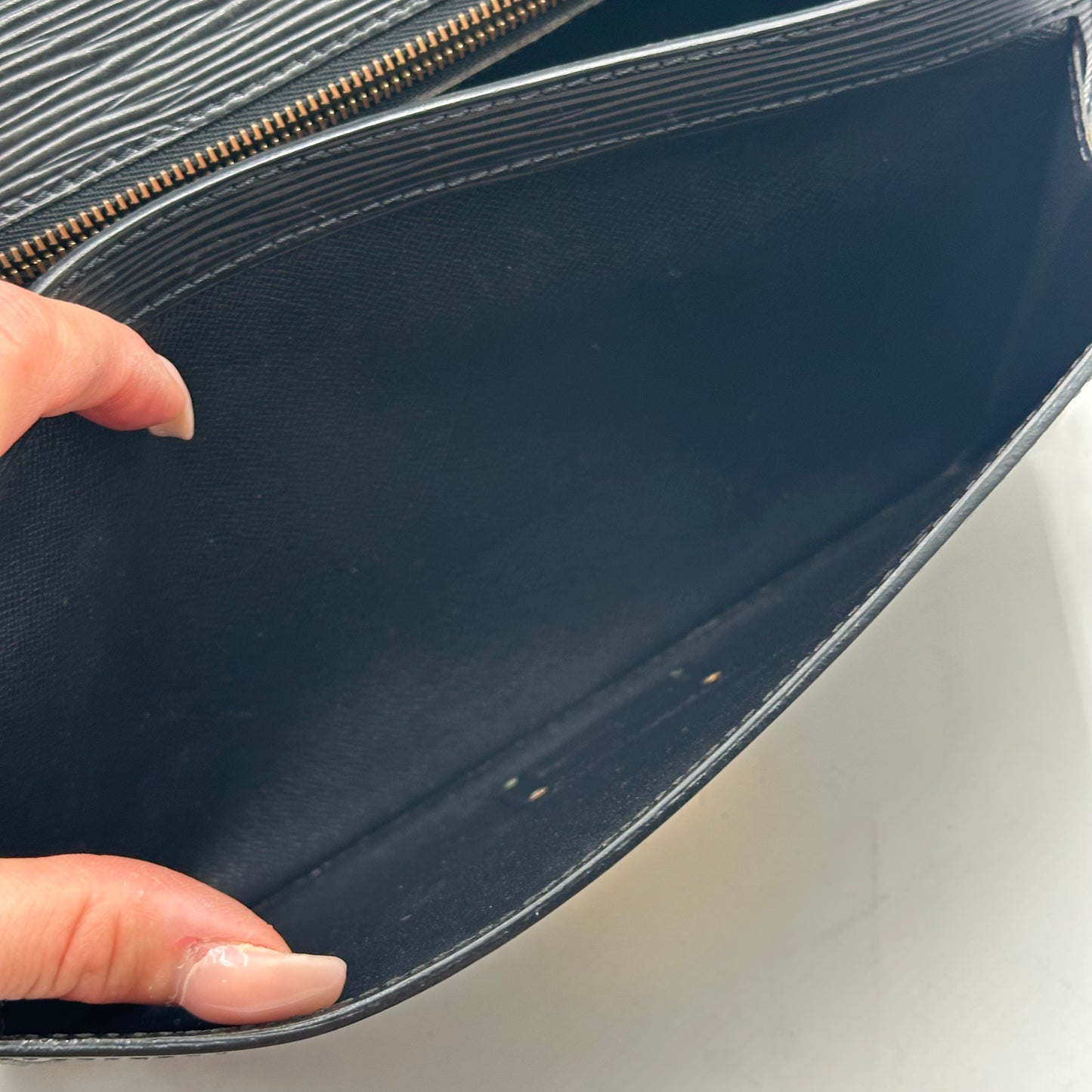 Authentic Louis Vuitton 1998 Black Epi Dragonne Sellier Clutch Crossbody