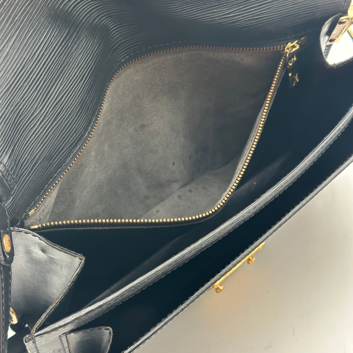 Authentic Louis Vuitton 1998 Black Epi Dragonne Sellier Clutch Crossbody